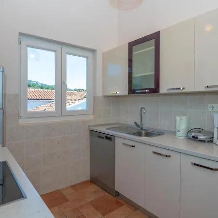 Apartman Nice In Hvar With Kitchen *