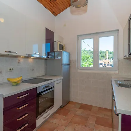 Apartman Nice In Hvar With Kitchen